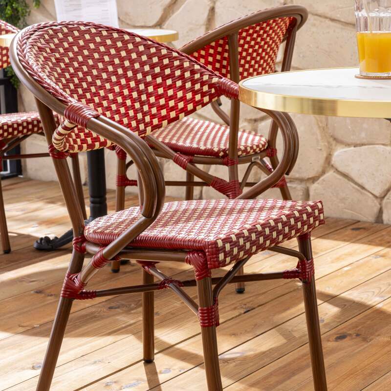 Table de terrasse ⌀60 cm inclinable stratifiée et 2 chaises bistrot en aluminium et rotin synthétique