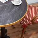 Table de terrasse ⌀60 cm inclinable stratifiée et 2 chaises bistrot en aluminium et rotin synthétique