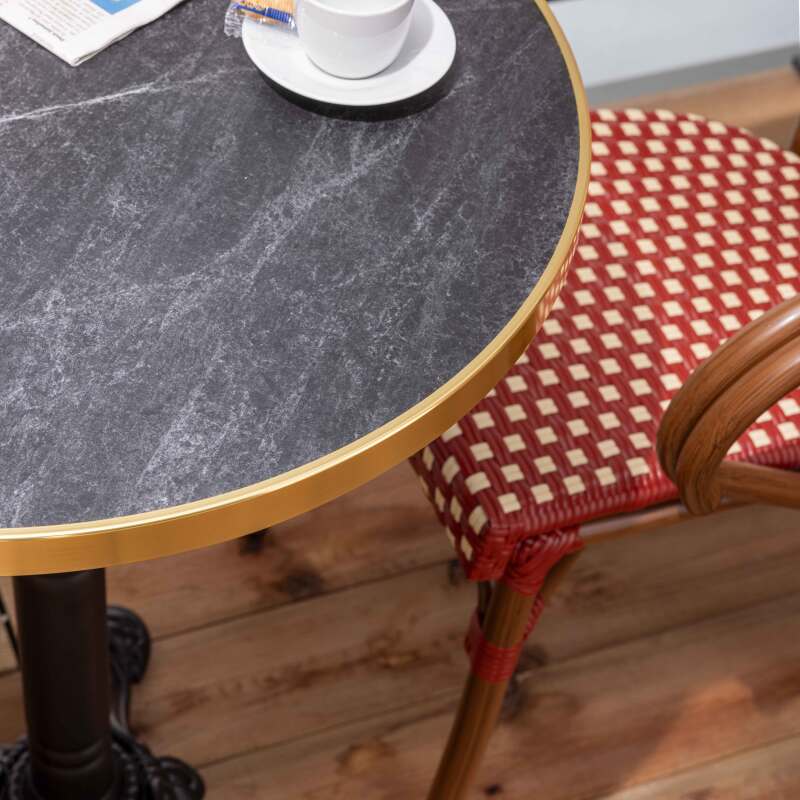 Table de terrasse ⌀60 cm inclinable stratifiée et 2 chaises bistrot en aluminium et rotin synthétique