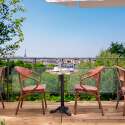 Table de terrasse ⌀60 cm inclinable stratifiée et 2 chaises bistrot en aluminium et rotin synthétique