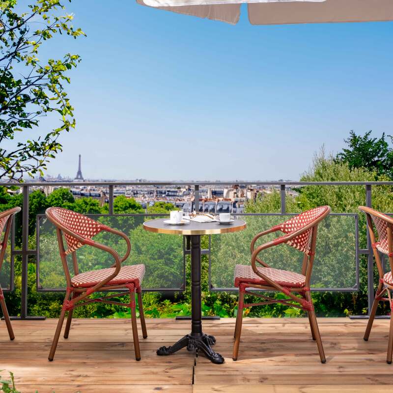 Table de terrasse ⌀60 cm inclinable stratifiée et 2 chaises bistrot en aluminium et rotin synthétique