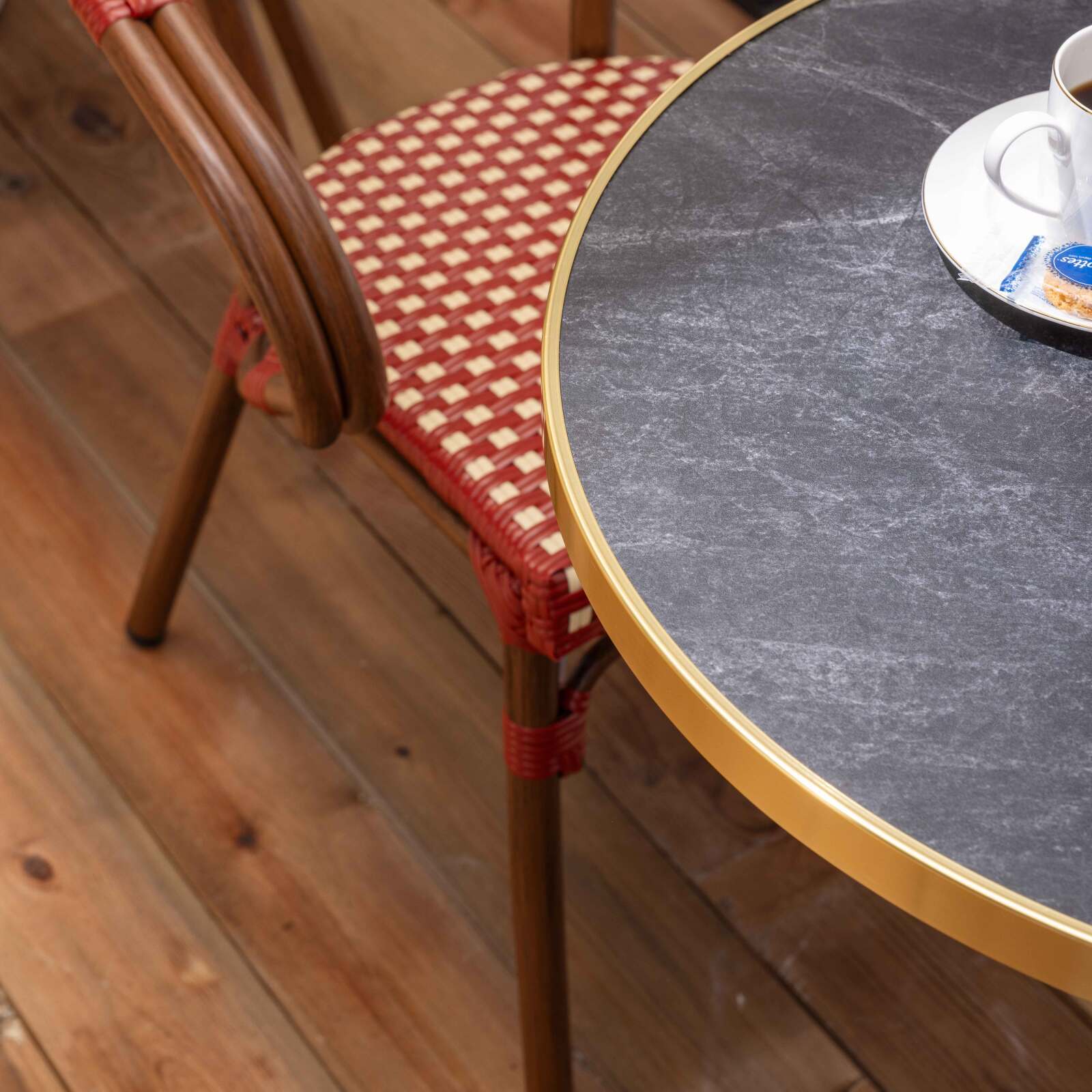 Table de terrasse ⌀60 cm inclinable stratifiée et 2 chaises bistrot en aluminium et rotin synthétique