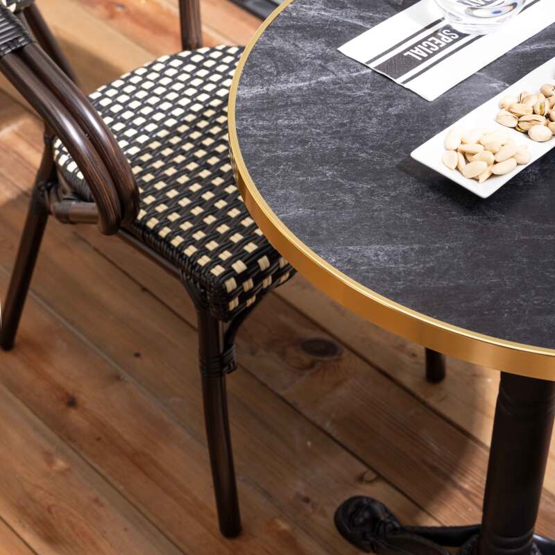 Table de terrasse ⌀60 cm inclinable stratifiée et 2 chaises bistrot en aluminium et rotin synthétique