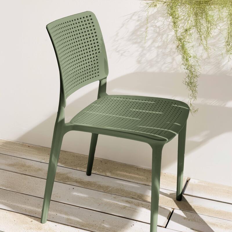 Chaise de restaurant ajourée en plastique