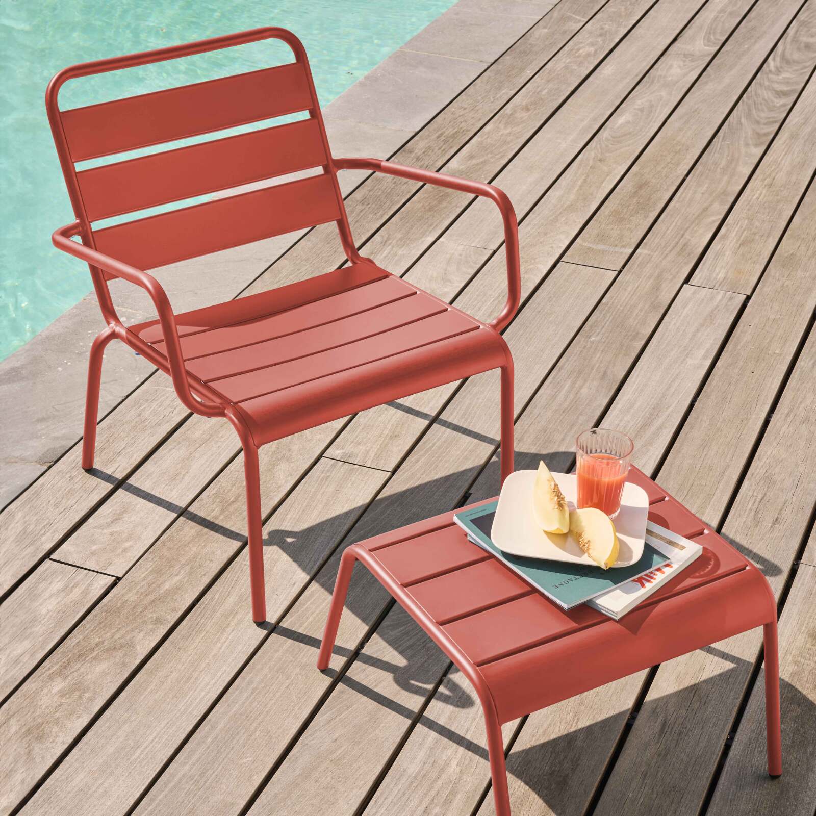 Ensemble fauteuil de terrasse bas et repose-pied en métal