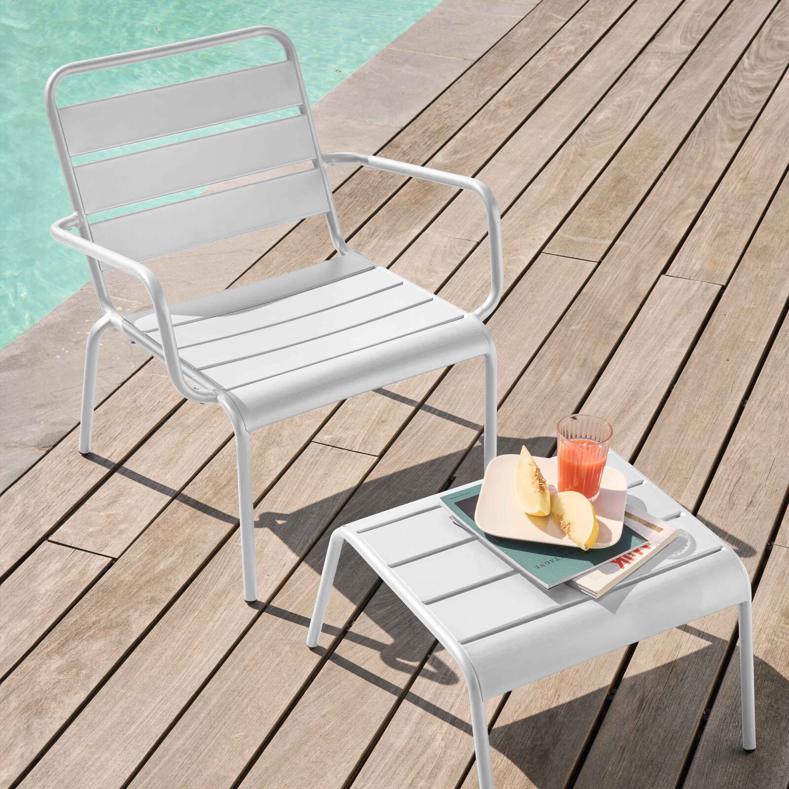 Ensemble fauteuil de terrasse bas et repose-pied en métal