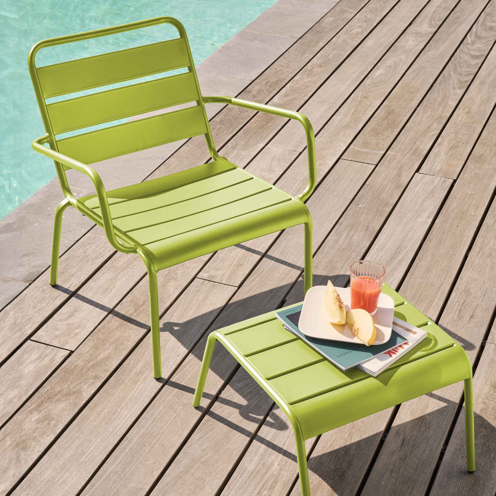 Ensemble fauteuil de terrasse bas et repose-pied en métal