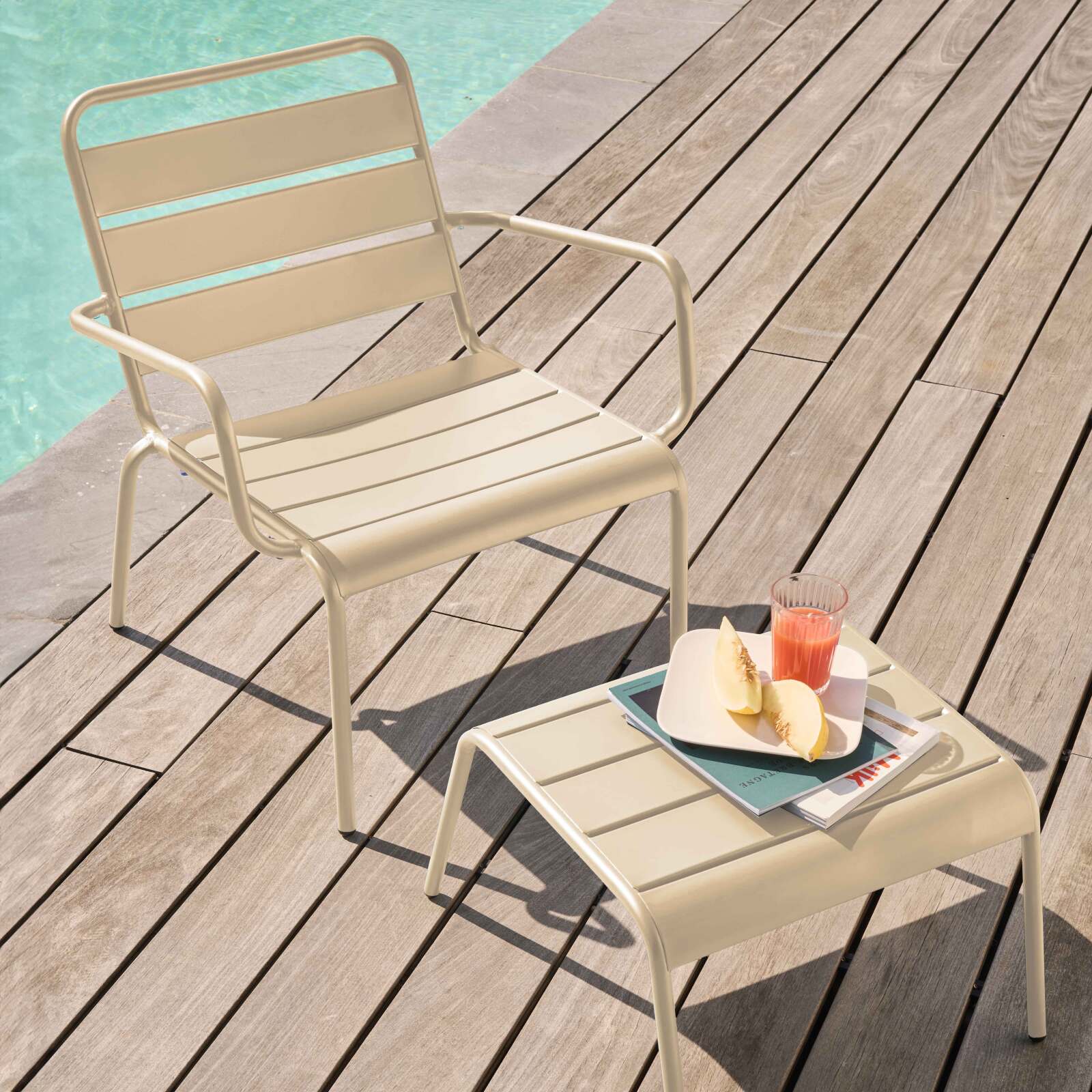 Ensemble fauteuil de terrasse bas et repose-pied en métal