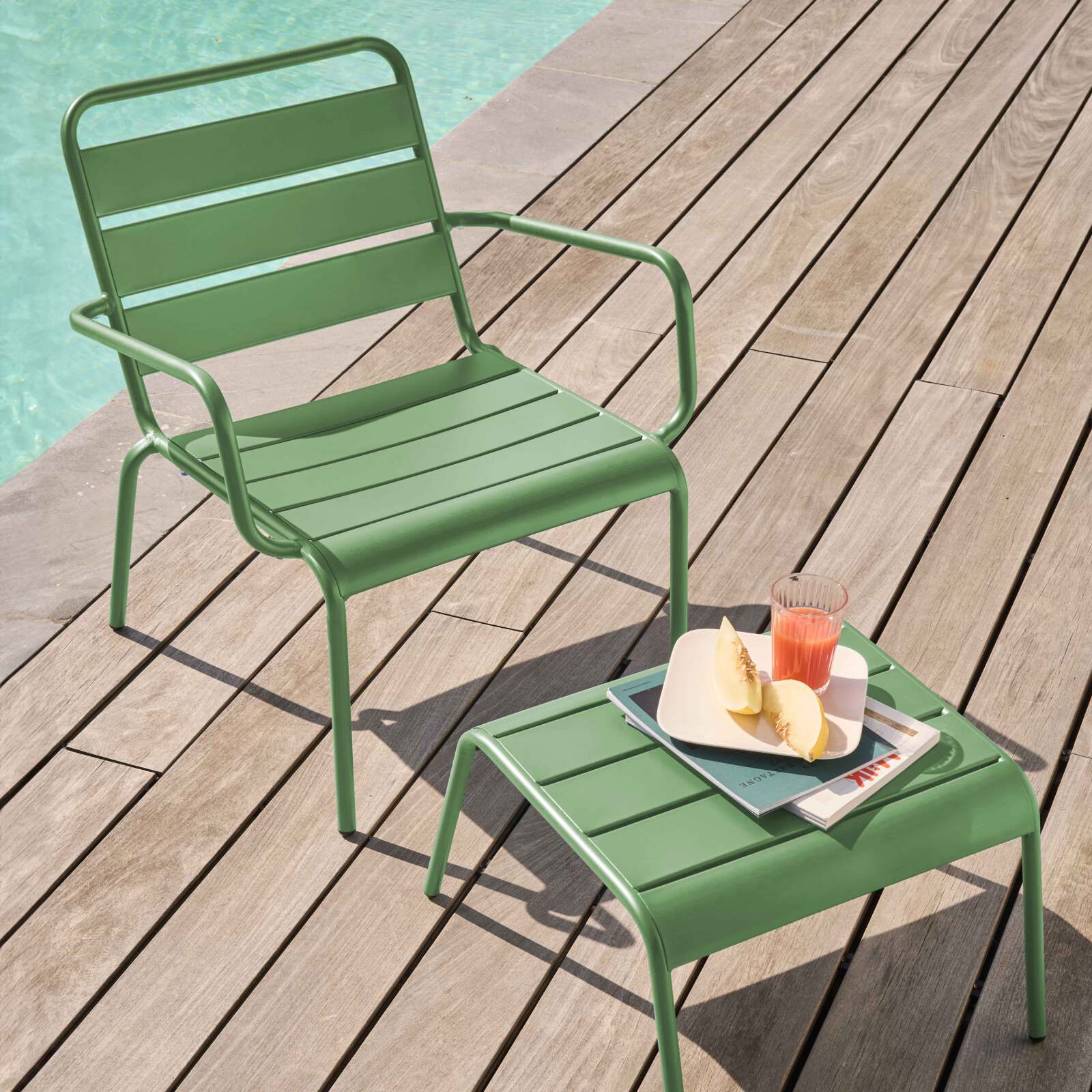 Ensemble fauteuil de terrasse bas et repose-pied en métal