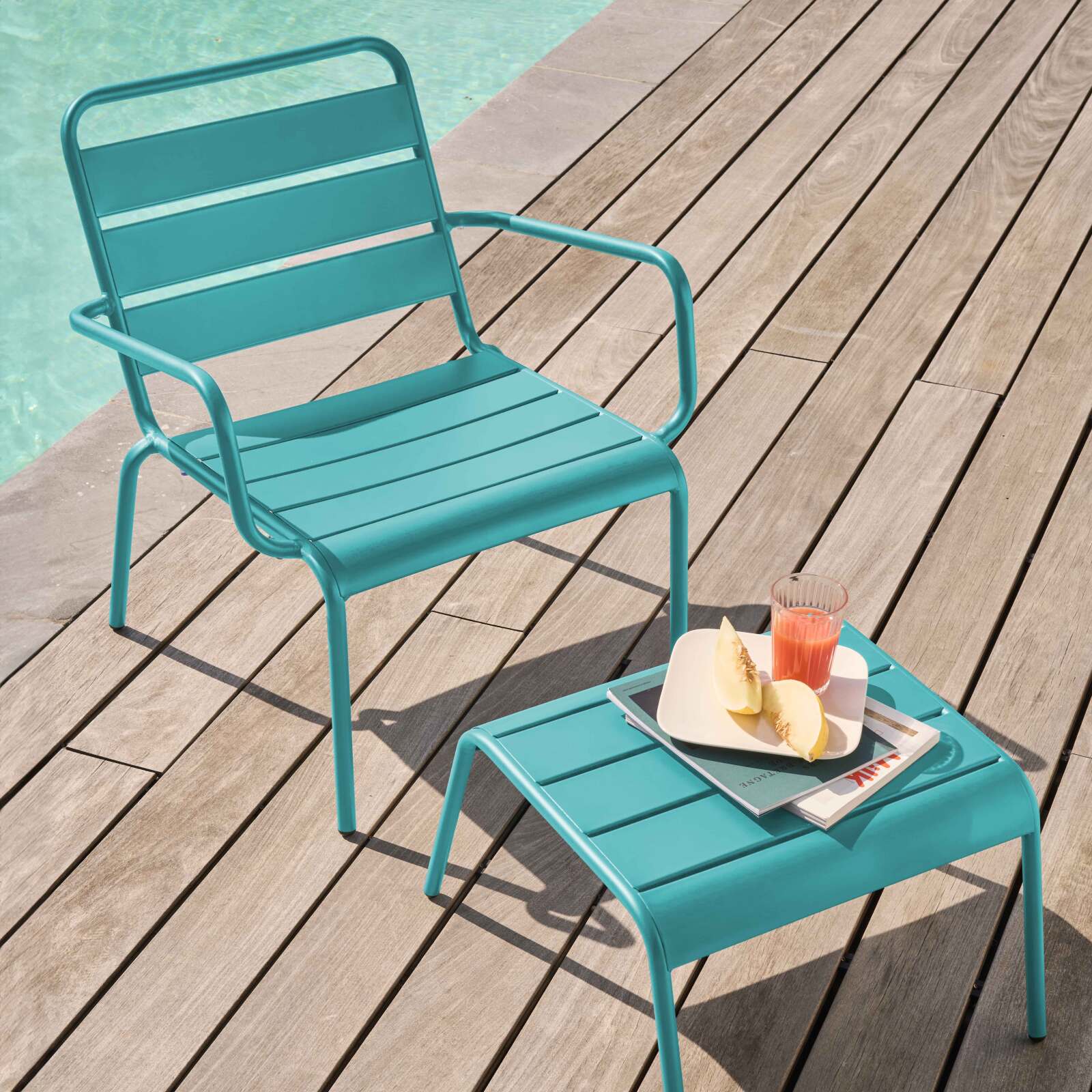 Ensemble fauteuil de terrasse bas et repose-pied en métal