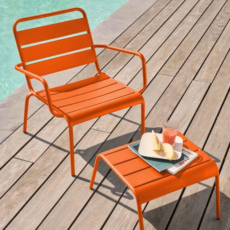 Ensemble fauteuil de terrasse bas et repose-pied en métal