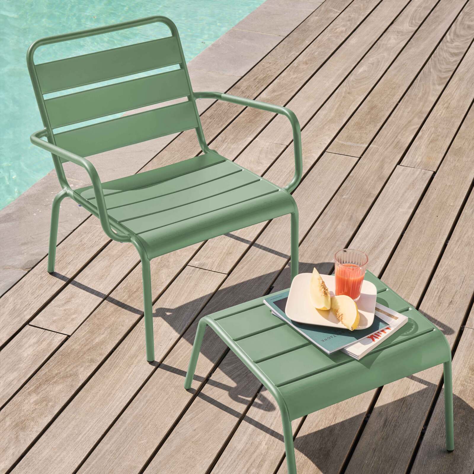 Ensemble fauteuil de terrasse bas et repose-pied en métal