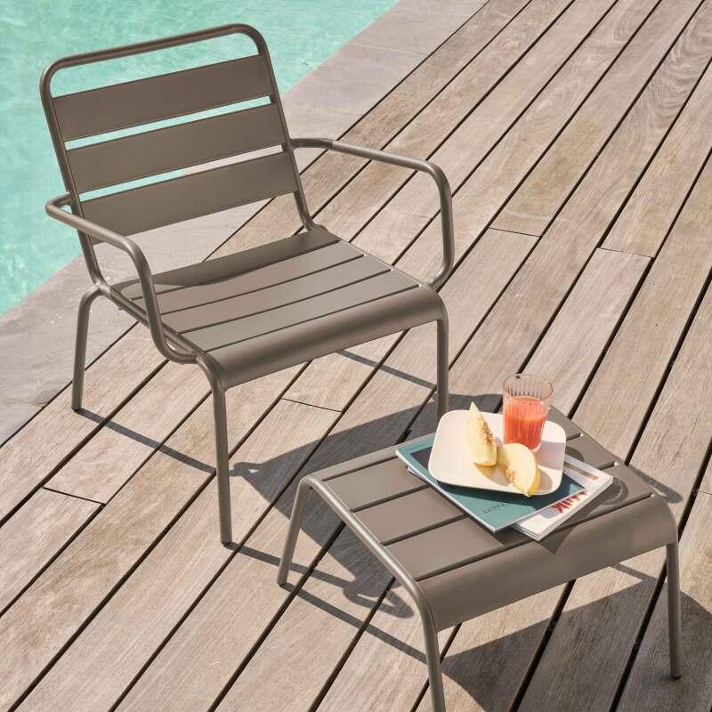 Ensemble fauteuil de terrasse bas et repose-pied en métal