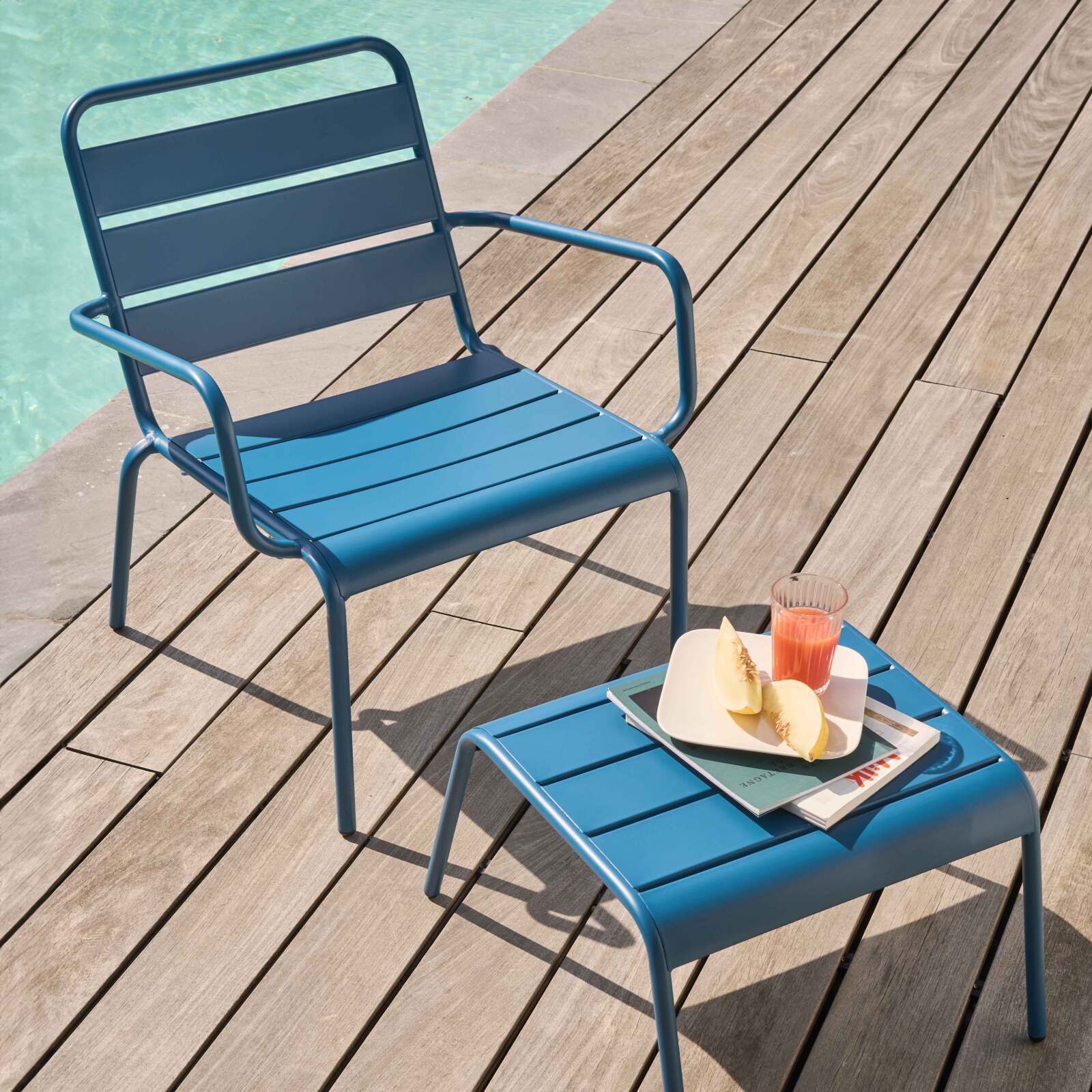 Ensemble fauteuil de terrasse bas et repose-pied en métal