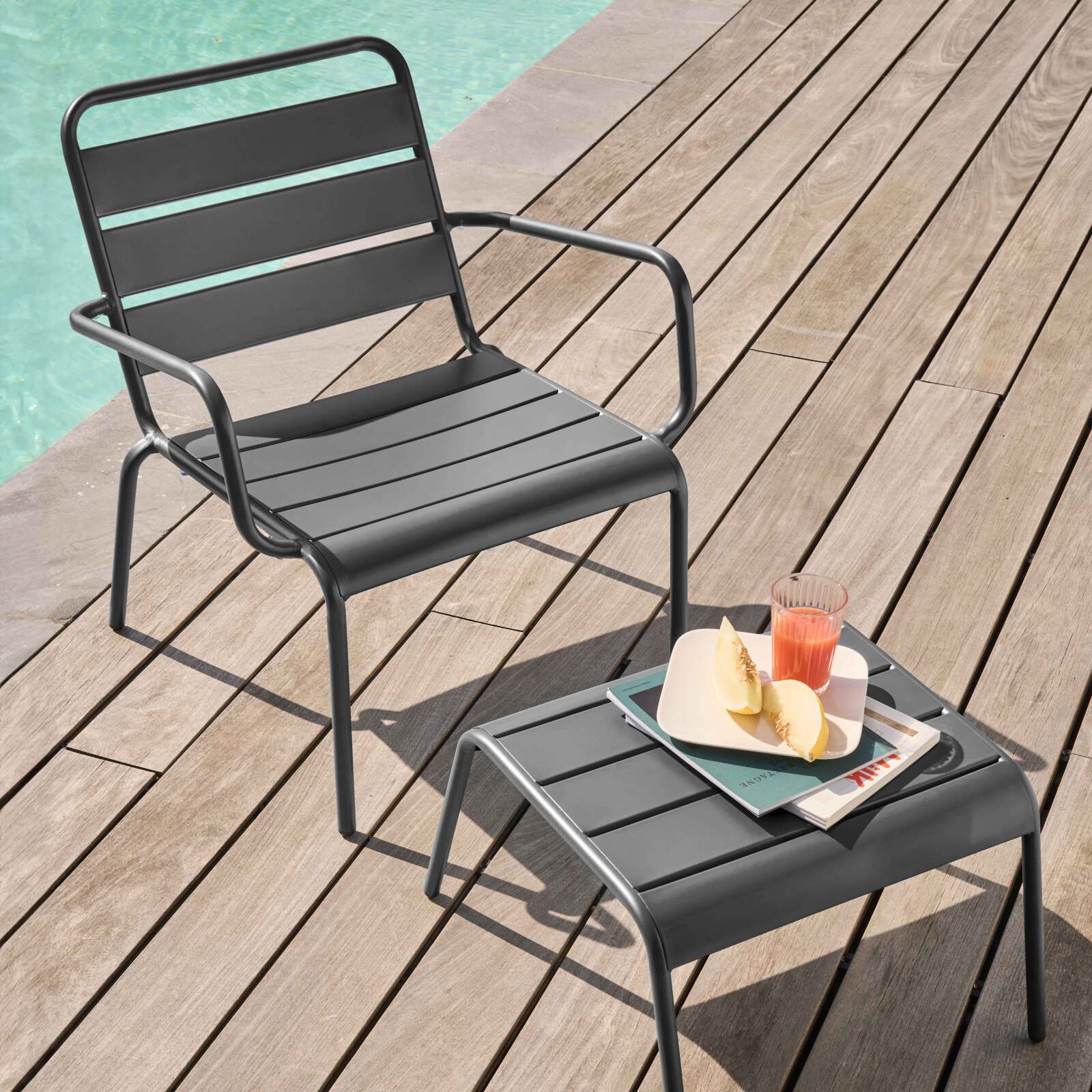 Ensemble fauteuil de terrasse bas et repose-pied en métal