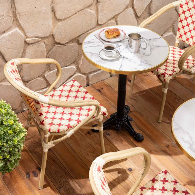 Chaise de terrasse style bistrot parisien en aluminium et rotin synthétique avec accoudoirs
