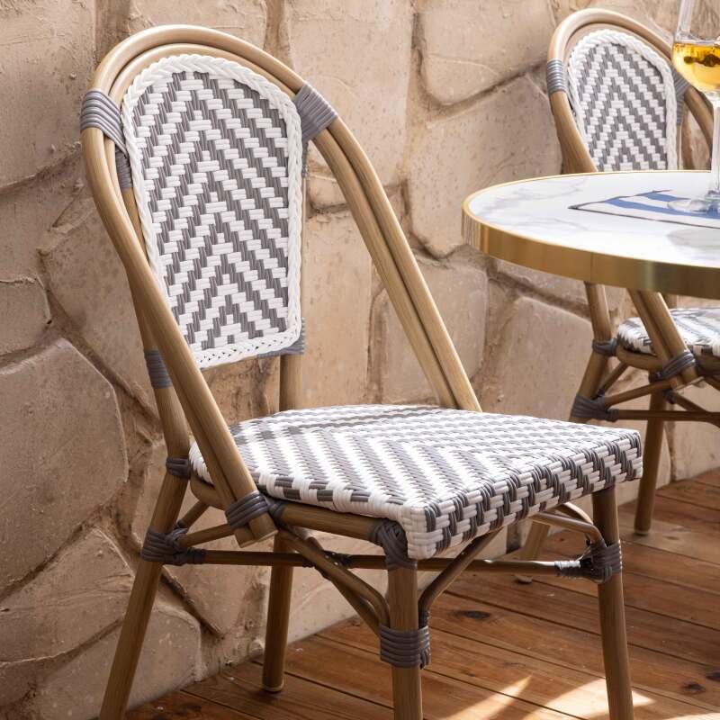 Chaise de terrasse de restaurant style bistrot parisien en aluminium et rotin synthétique