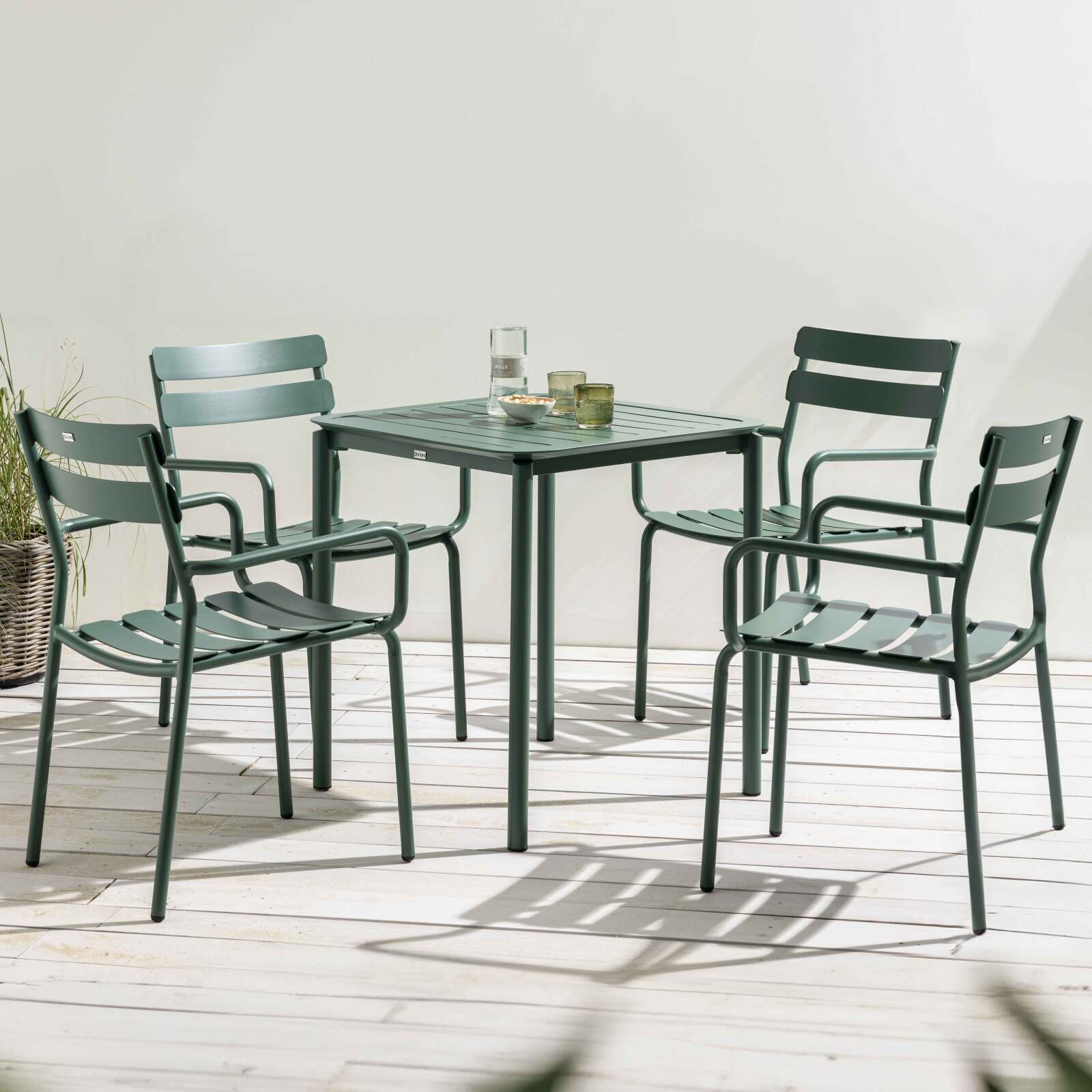 Table de terrasse carrée 70 x 70 cm et 4 chaises avec accoudoirs en aluminium