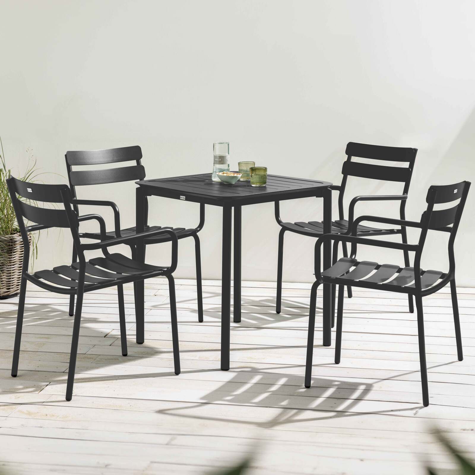 Table de terrasse carrée 70 x 70 cm et 4 chaises avec accoudoirs en aluminium