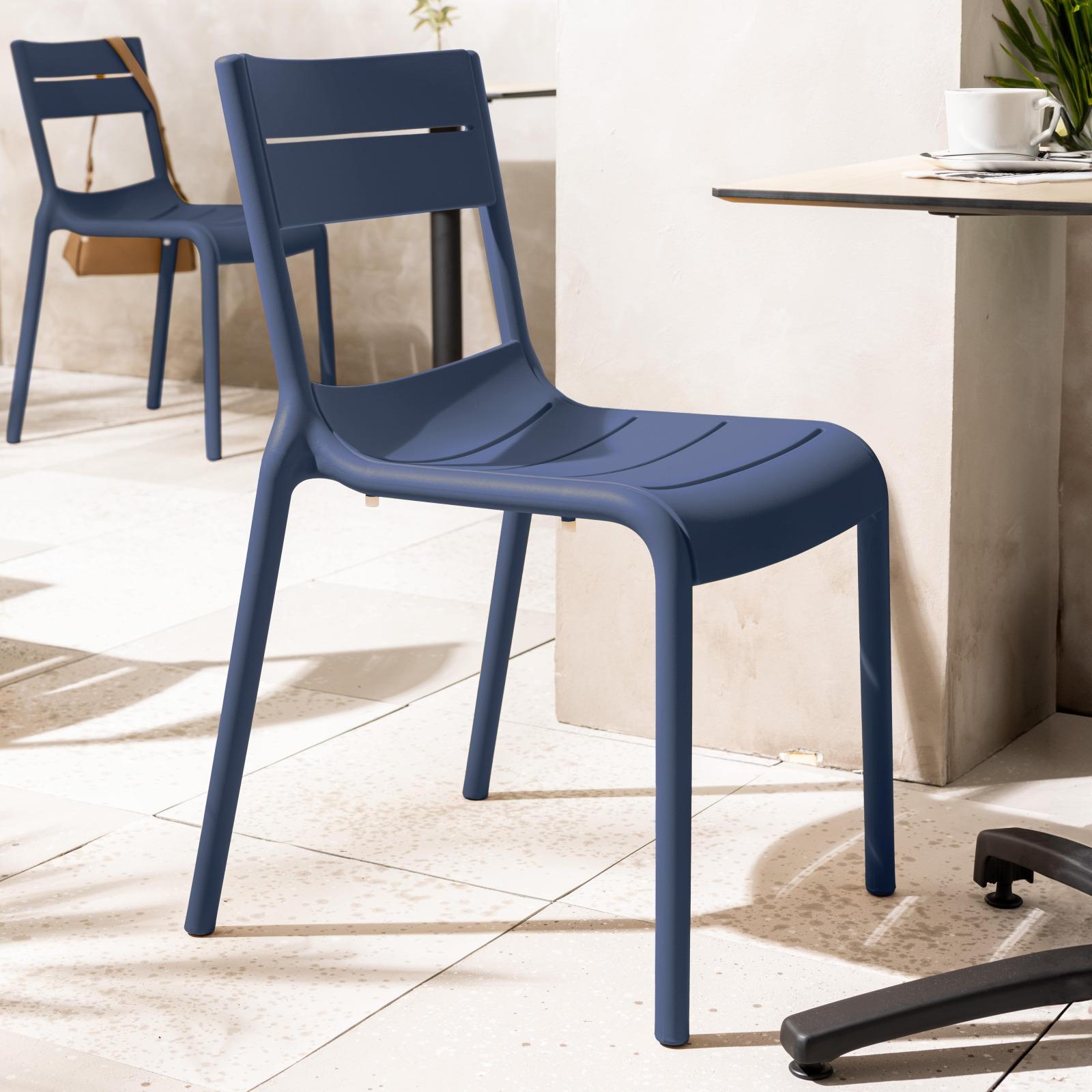 Chaise de restaurant ajourée en plastique