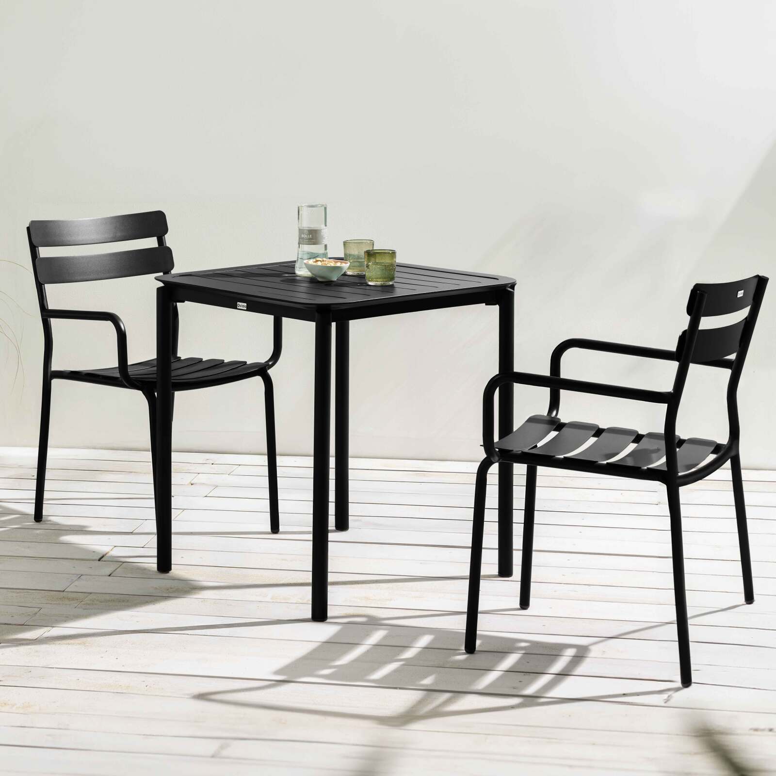 Table de terrasse carrée 70 x 70 cm et 2 chaises avec accoudoirs en aluminium