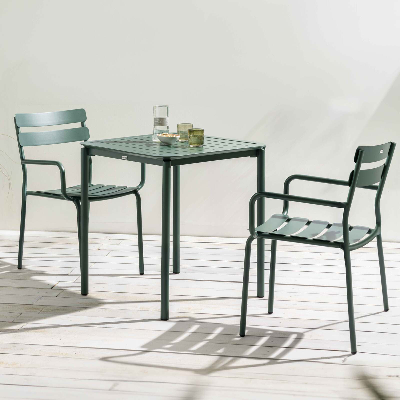 Table de terrasse carrée 70 x 70 cm et 2 chaises avec accoudoirs en aluminium