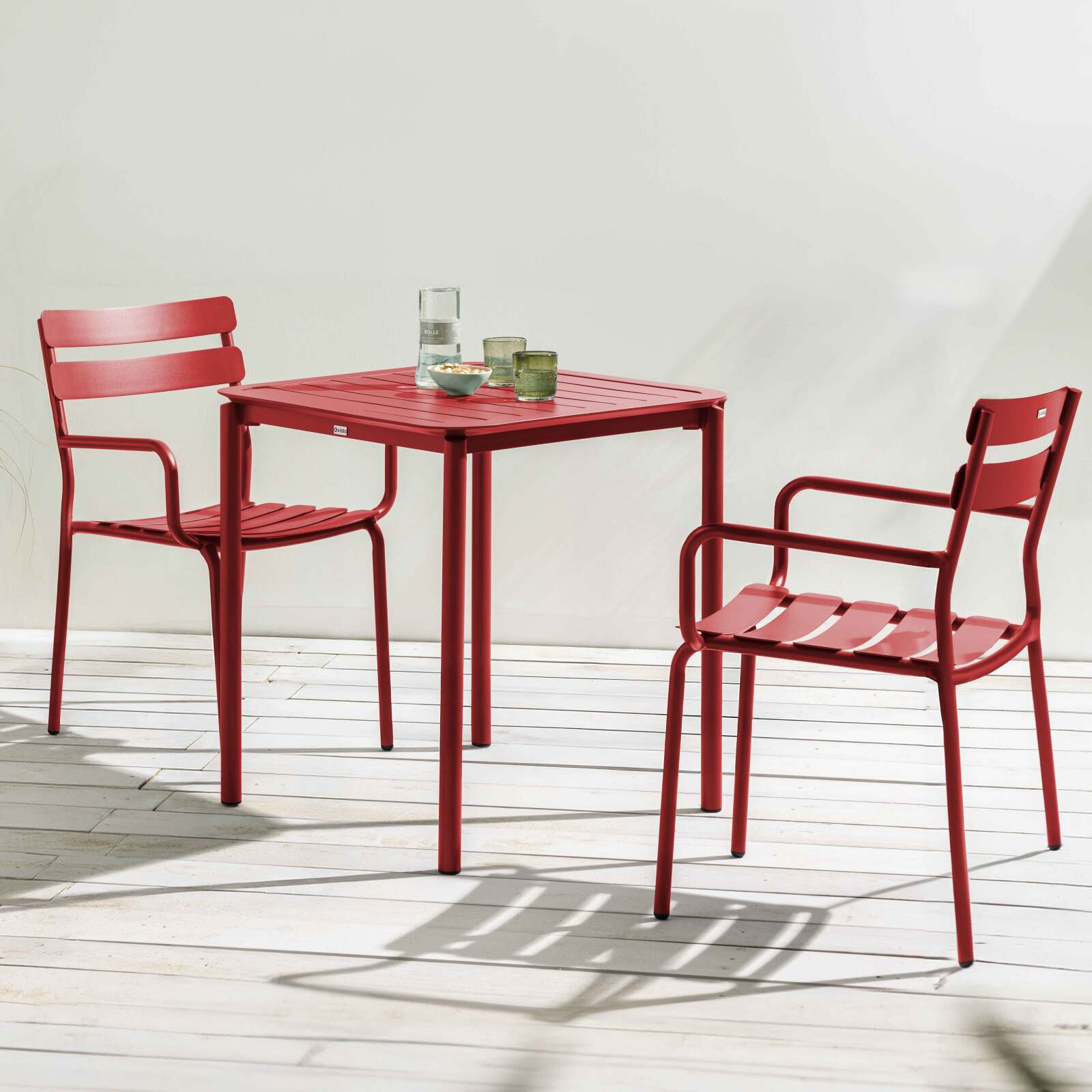 Table de terrasse carrée 70 x 70 cm et 2 chaises avec accoudoirs en aluminium