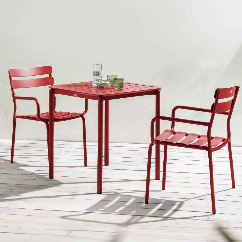 Table de terrasse carrée 70 x 70 cm et 2 chaises avec accoudoirs en aluminium