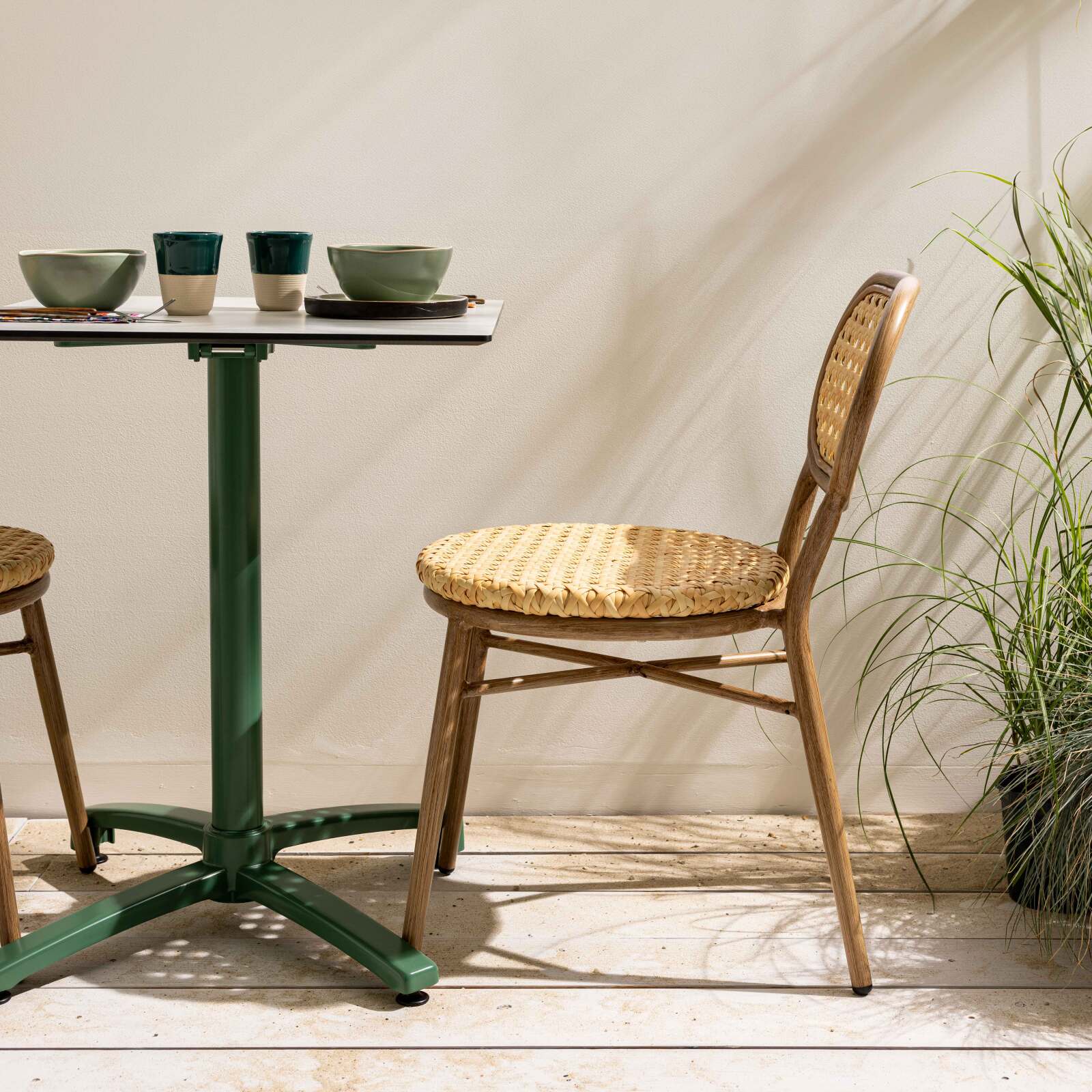 Chaise de restaurant en aluminium et rotin synthétique