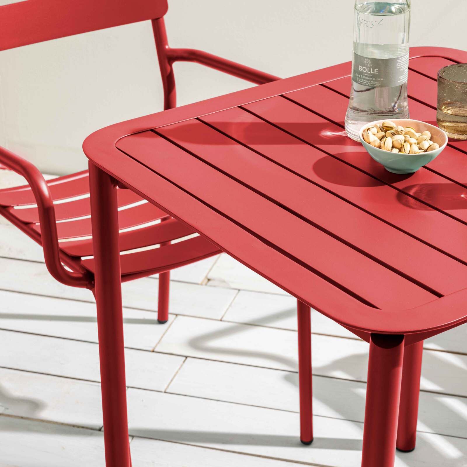 Table de terrasse carrée 70 x 70 cm et 2 chaises avec accoudoirs en aluminium