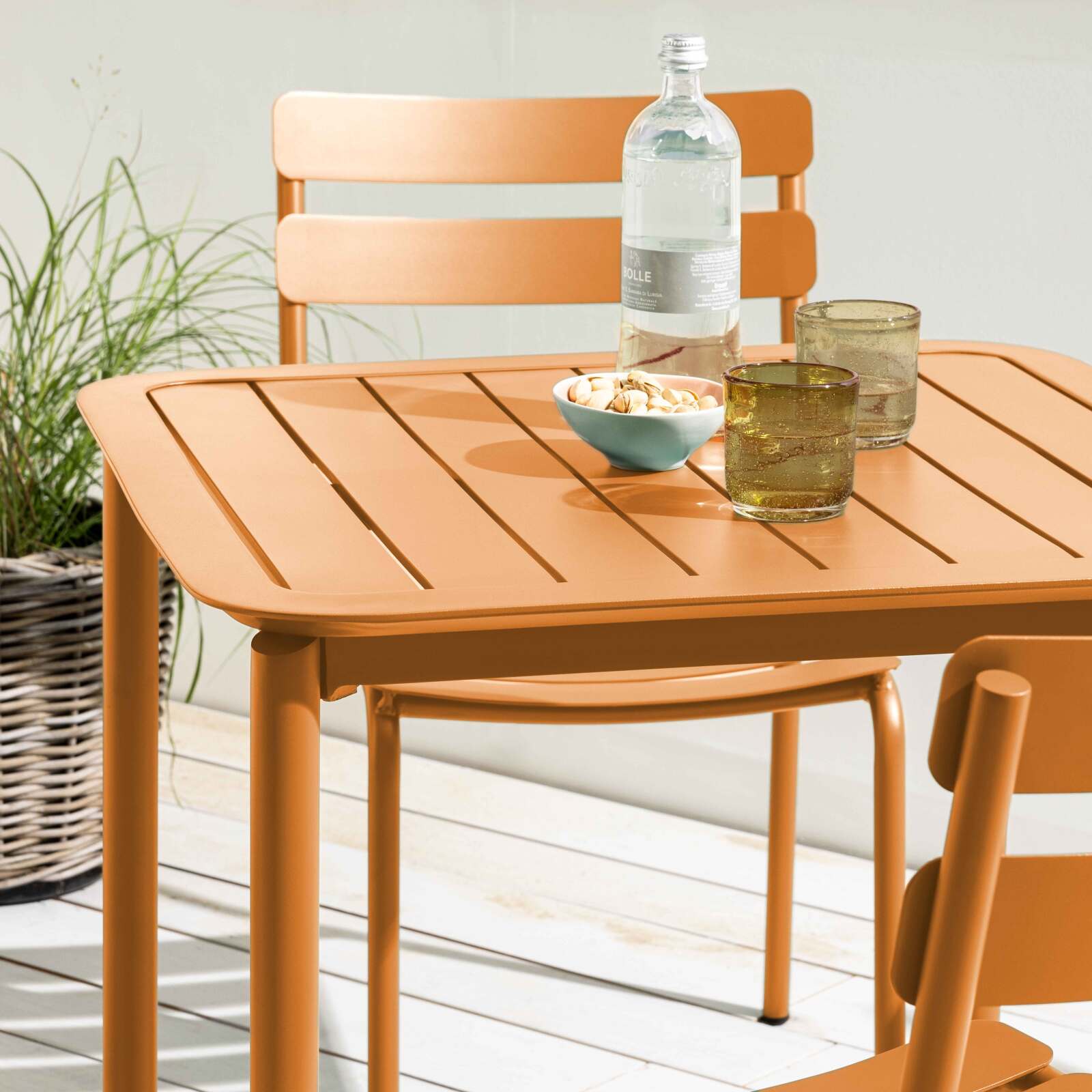 Table de terrasse carrée 70 x 70 cm et 2 chaises en aluminium