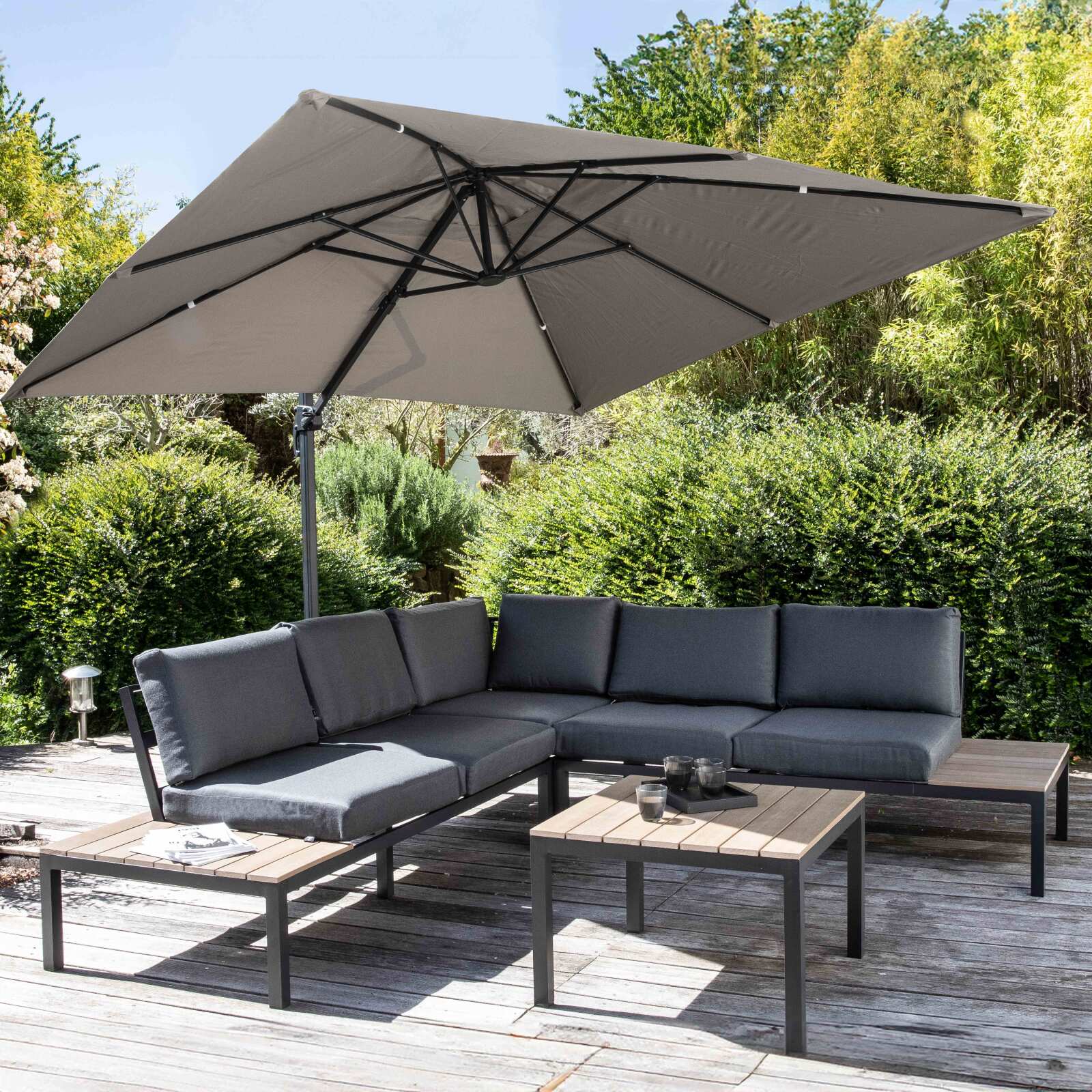 Parasol déporté professionnel carré 250g/m² (3 x 3M) rotatif 360° et Dalle à lester sur roues 100 L