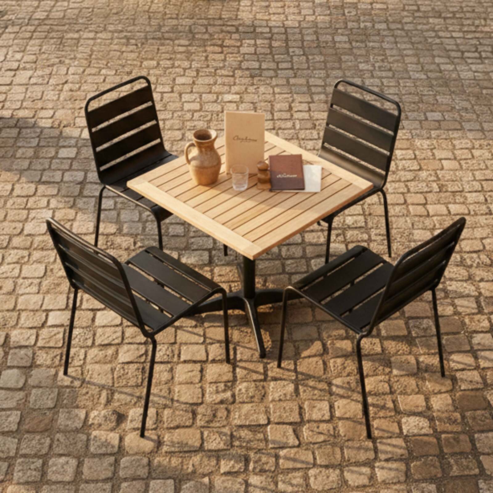 Table de terrasse bistrot carrée en bois 70x70 cm et 4 chaises en métal
