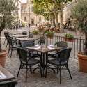 Chaise bistrot parisien en aluminum et rotin synthétique avec accoudoirs - Ambiance
