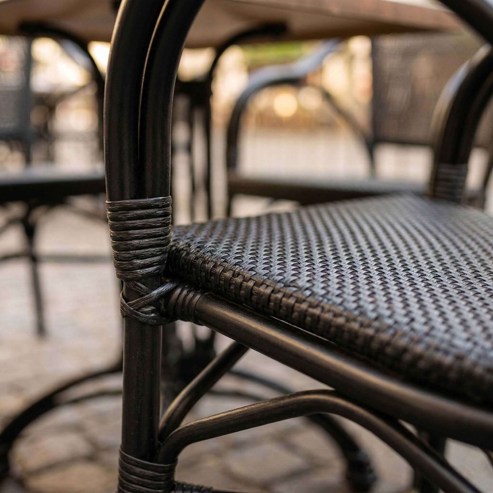 Chaise bistrot parisien en aluminum et rotin synthétique avec accoudoirs