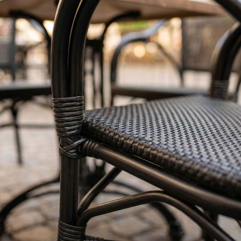 Chaise bistrot parisien en aluminum et rotin synthétique avec accoudoirs (3/7)