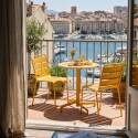 Table de terrasse de restaurant bistrot ronde inclinable en métal avec pied encastrable 70x70 cm et 2 chaises