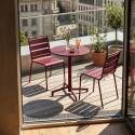 Table de terrasse de restaurant bistrot ronde inclinable en métal avec pied encastrable 70x70 cm et 2 chaises