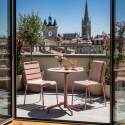Table de terrasse de restaurant bistrot ronde inclinable en métal avec pied encastrable 70x70 cm et 2 chaises