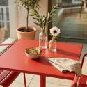 Table de terrasse de restaurant bistrot carrée inclinable en métal avec pied encastrable 70x70 cm et 2 chaises avec accoudoirs