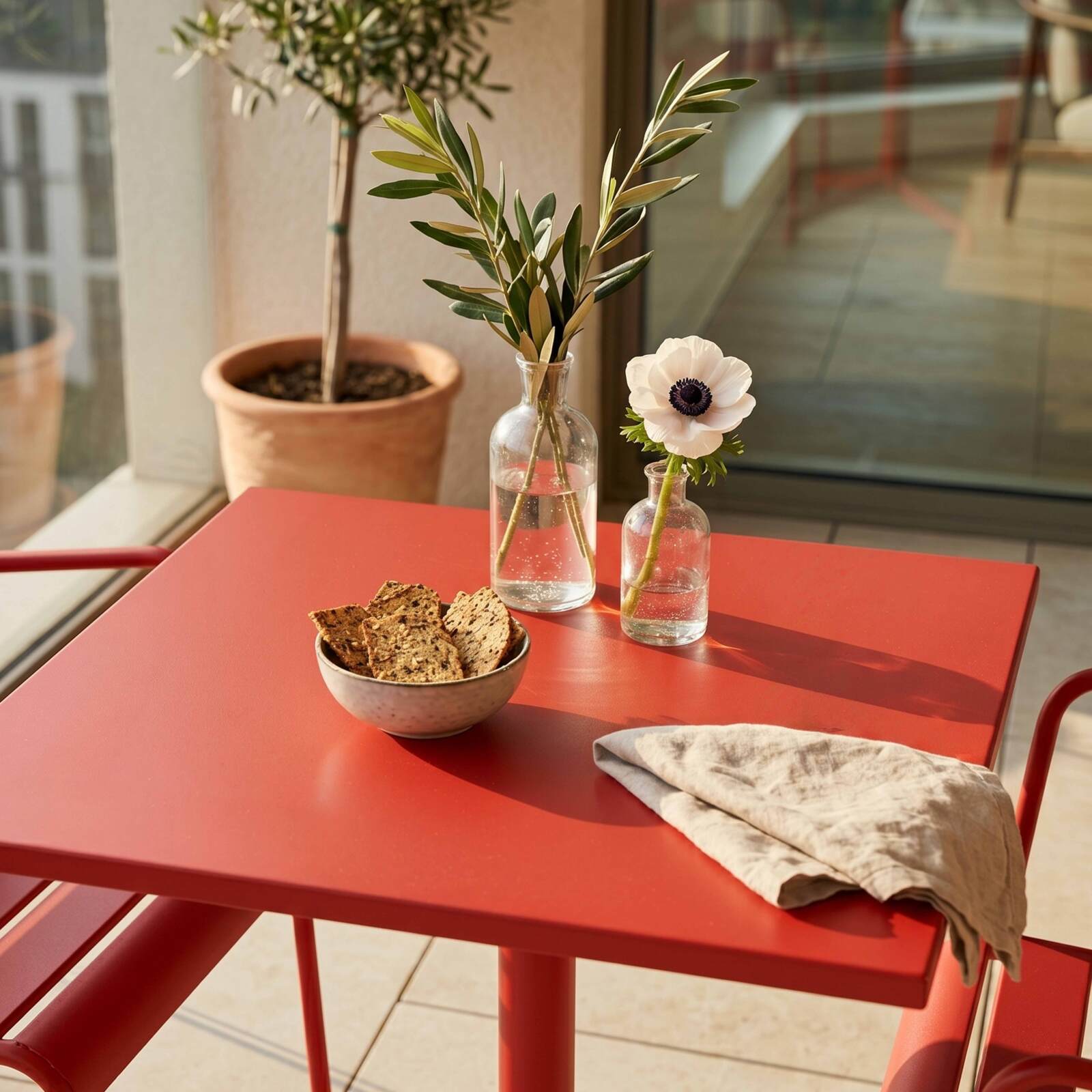 Table de terrasse de restaurant bistrot carrée inclinable en métal avec pied encastrable 70x70 cm et 2 chaises avec accoudoirs
