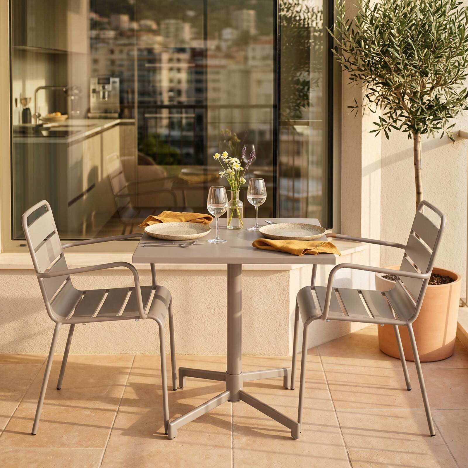 Table de terrasse de restaurant bistrot carrée inclinable en métal avec pied encastrable 70x70 cm et 2 chaises avec accoudoirs