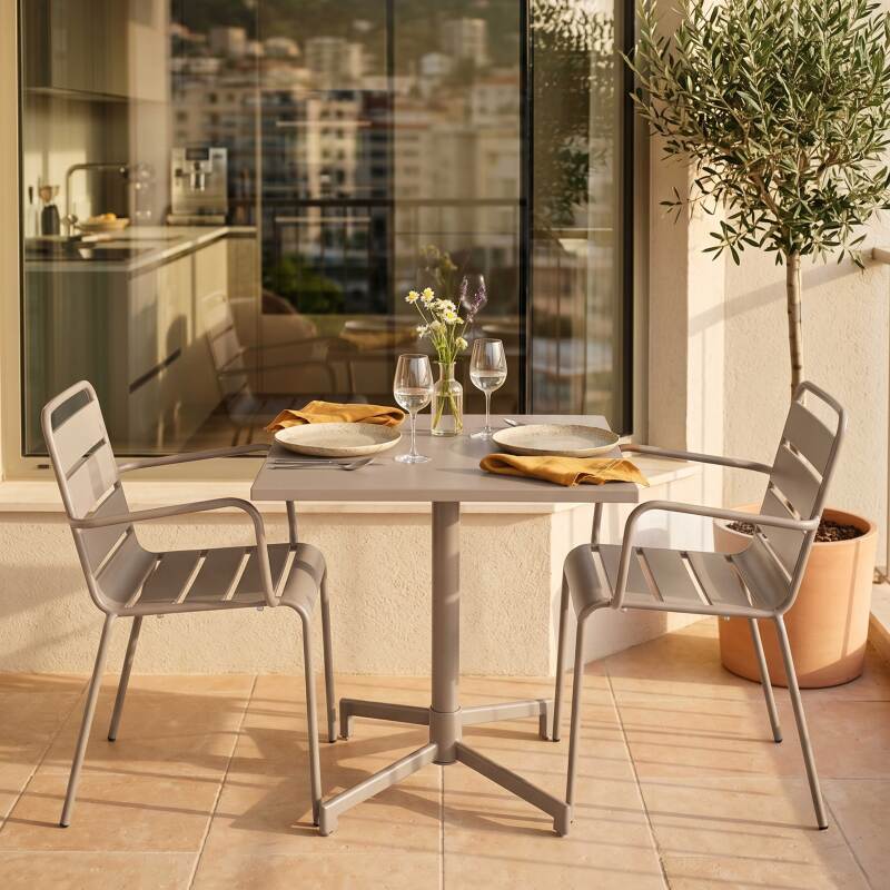 Table de terrasse de restaurant bistrot carrée inclinable en métal avec pied encastrable 70x70 cm et 2 chaises avec accoudoirs
