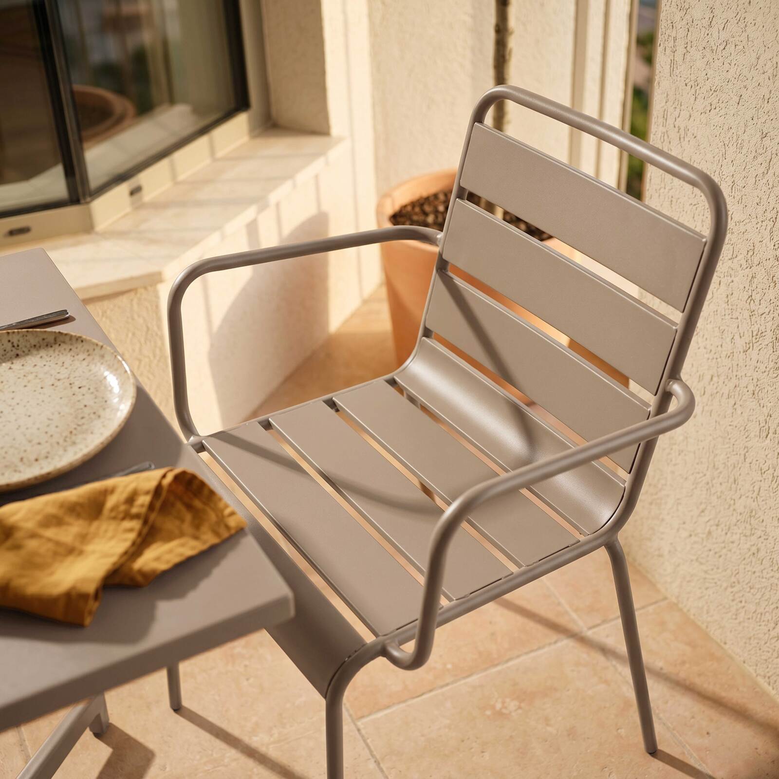 Table de terrasse de restaurant bistrot carrée inclinable en métal avec pied encastrable 70x70 cm et 2 chaises avec accoudoirs