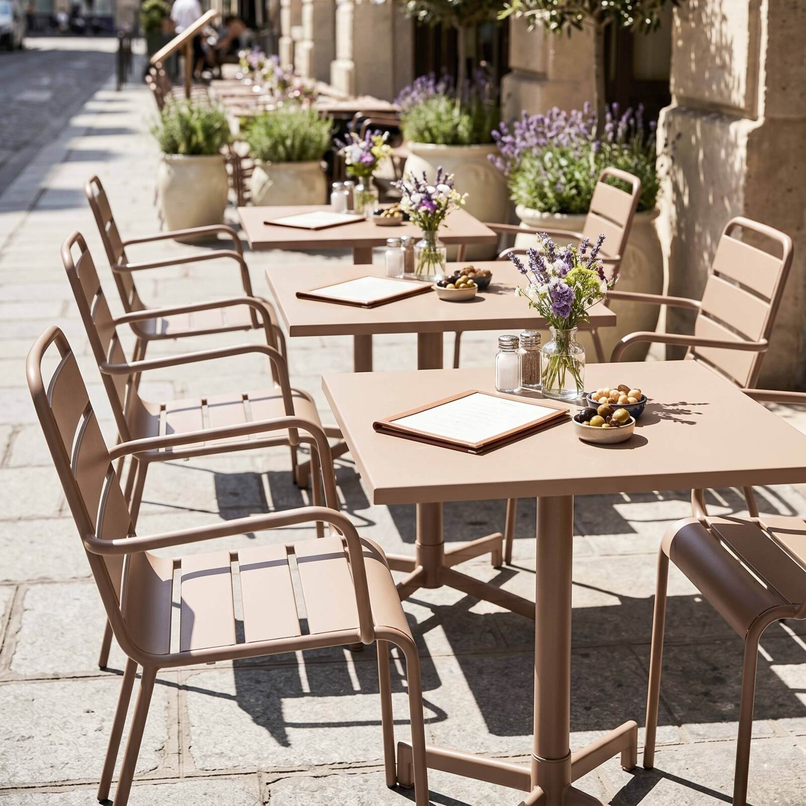 Table de terrasse de restaurant bistrot carrée inclinable en métal avec pied encastrable 70x70 cm et 2 chaises avec accoudoirs