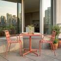 Table de terrasse de restaurant bistrot carrée inclinable en métal avec pied encastrable 70x70 cm et 2 chaises avec accoudoirs