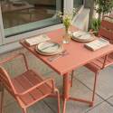 Table de terrasse de restaurant bistrot carrée inclinable en métal avec pied encastrable 70x70 cm et 2 chaises avec accoudoirs