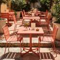 Table de terrasse de restaurant bistrot carrée inclinable en métal avec pied encastrable 70x70 cm et 2 chaises avec accoudoirs