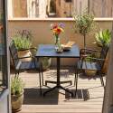 Table de terrasse de restaurant bistrot carrée inclinable en métal avec pied encastrable 70x70 cm et 2 chaises avec accoudoirs