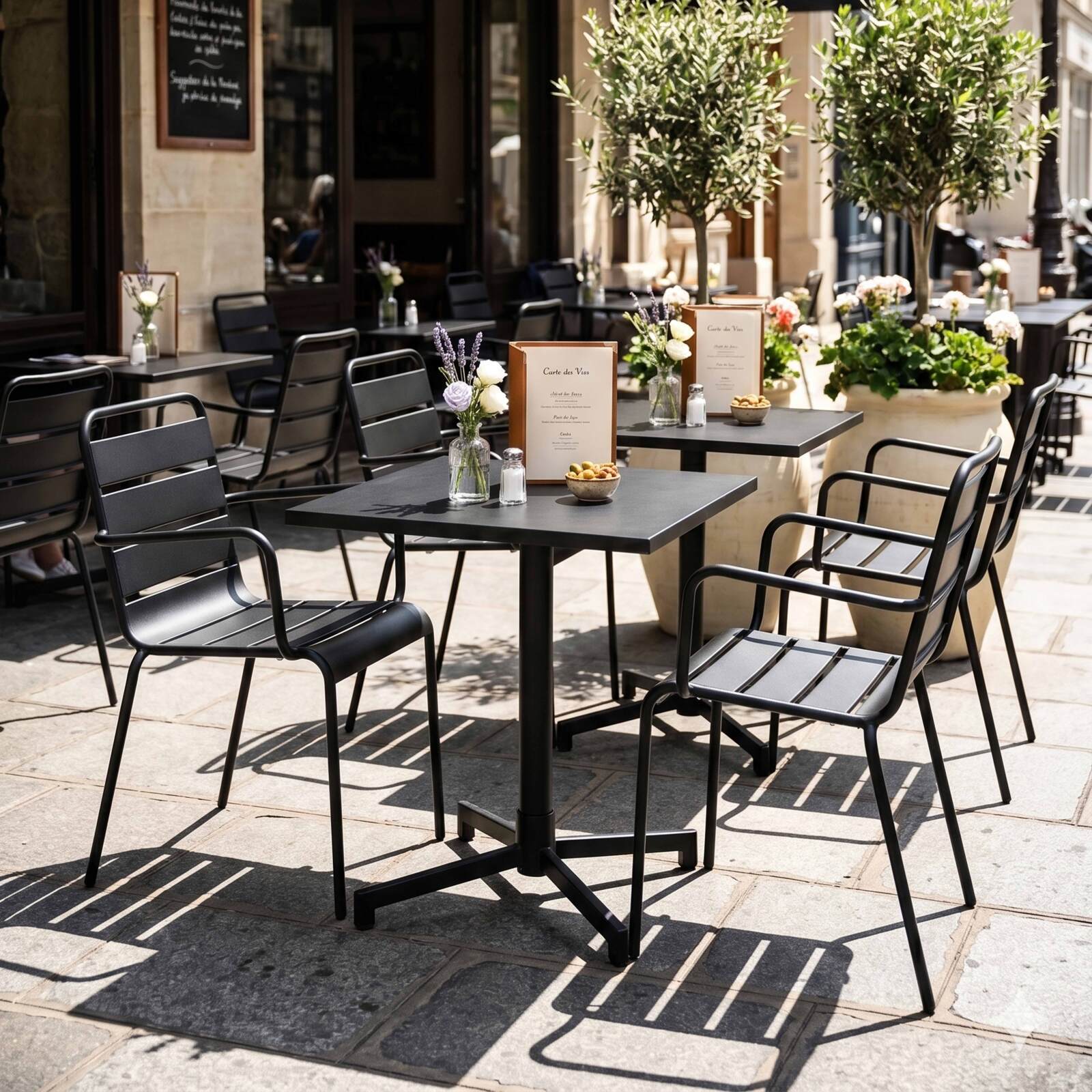 Table de terrasse de restaurant bistrot carrée inclinable en métal avec pied encastrable 70x70 cm et 2 chaises avec accoudoirs
